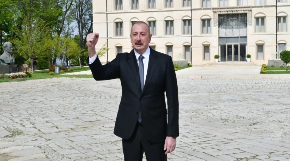 prezident-ve-birinci-xanim-shushada-demir-yumruq-kuchesinin-lovhesinin-achilishinda-ishtirak-edibler-2
