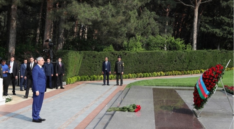 prezident-administrasiyasinin-rehberi-fexri-xiyabanda-ulu-onder-heyder-eliyevin-mezarini-ziyaret-edib