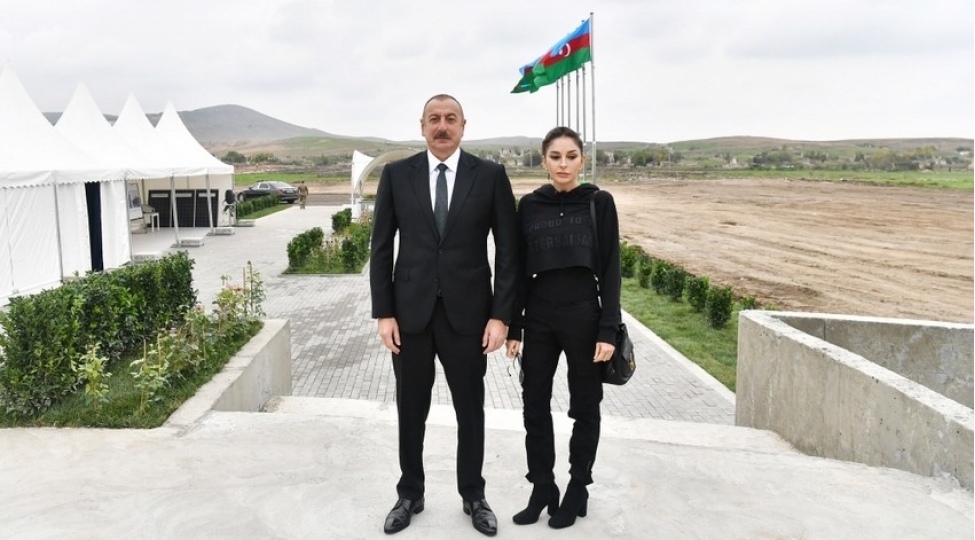 shushada-heyder-eliyev-ve-8-noyabr-kuchelerinin-kesishmesinde-lovhelerin-achilishi-olub