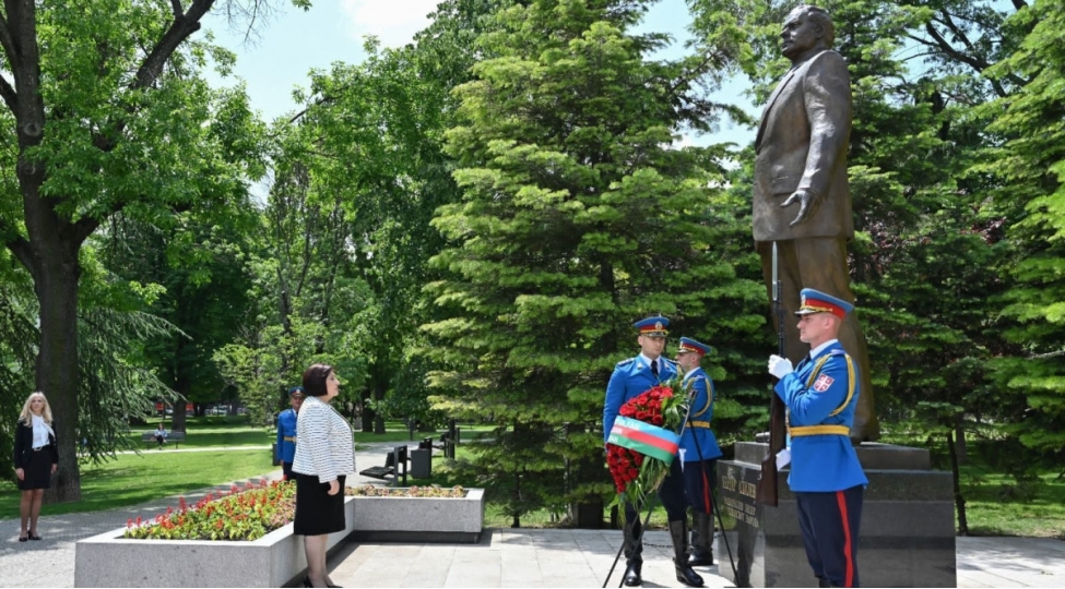 sahibe-qafarova-belqradda-umummilli-lider-heyder-eliyevin-abidesini-ziyaret-edib-foto