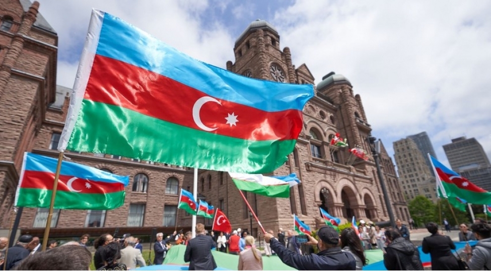 ontario-parlamentinin-onunde-azerbaycan-bayragi-qaldirilib