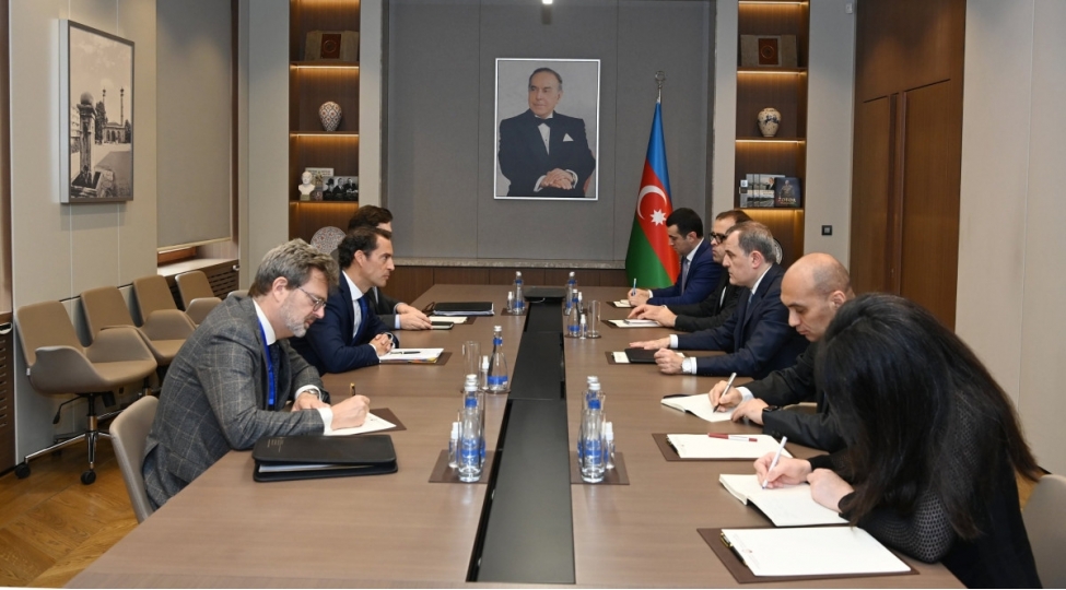 xin-rehberi-xavyer-kolomina-ile-ermenistanla-danishiqlarin-cari-veziyyetini-muzakire-edib
