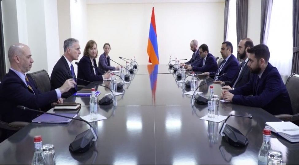 mirzoyan-ve-lui-bono-ermenistan-azerbaycan-sulh-danishiqlarini-muzakire-edib