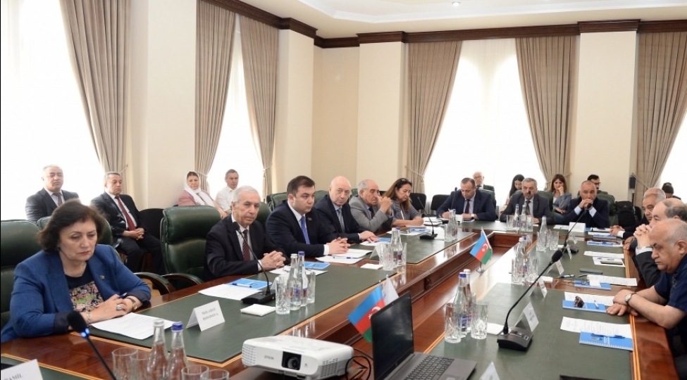 qerbi-azerbaycan-icmasinda-irevan-sheheri-ile-bagli-tarixi-heqiqetlerden-danishilib