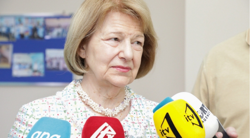 4-gun-bakida-olacagam-ve-muxtelif-gorushler-kechireceyem-baronessa-emma-nikolson