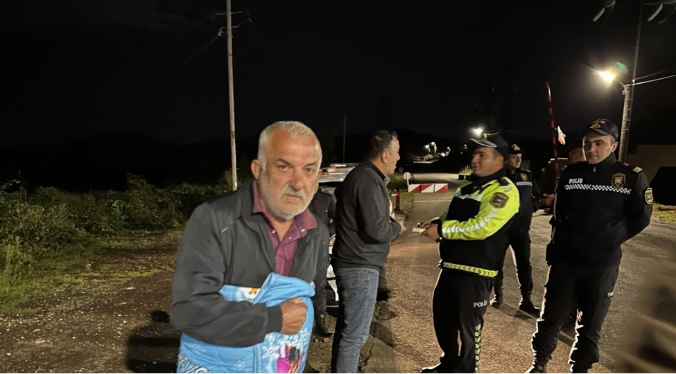 azerbaycan-polisi-ve-tibb-ishchileri-qarabagin-ermeniesilli-sakinlerine-komeklik-gosteribler