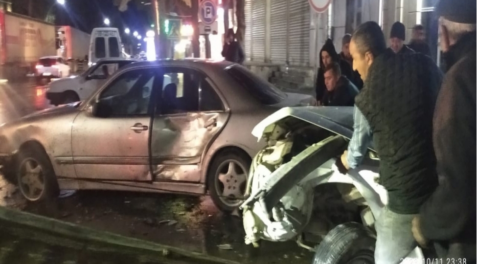 xachmazda-minik-avtomobilleri-toqqushub-2