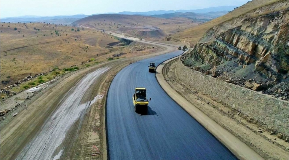 azerbaycanda-son-20-ilde-21-min-km-e-yaxin-yeni-yol-tikilib-yeniden-qurulub-ve-temir-edilib