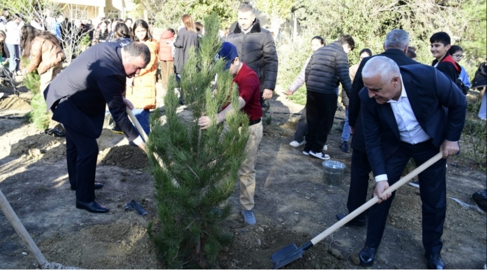 xetai-rayonunda-umummili-lider-heyder-eliyevin-100-illik-yubileyine-hesr-olunmush-novbeti-agacekme-aksiyasi-kechirilib-foto