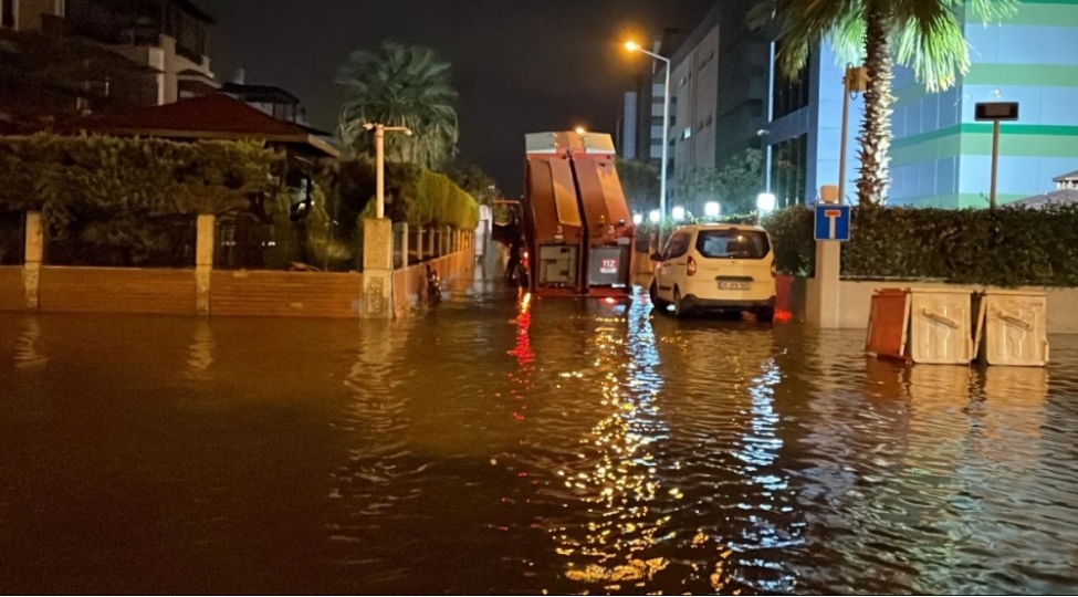 izmirde-kucheler-su-altinda-foto