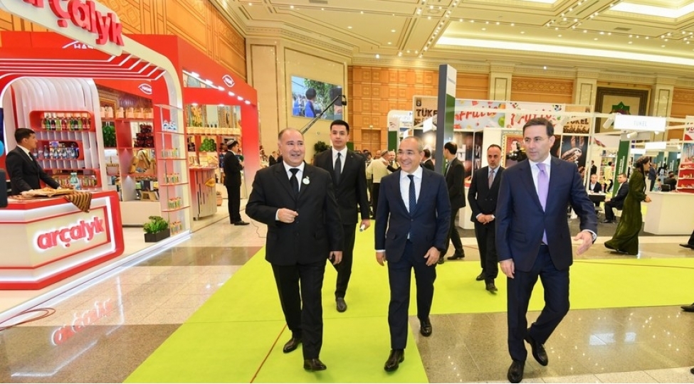 mikayil-cabbarov-turkmenistanda-beynelxalq-sergide-ishtirak-edib