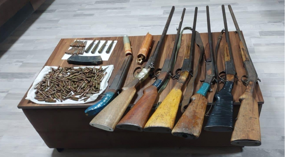 agsuda-xeyli-sayda-silah-sursat-ashkar-edilib-6-odlu-silah-ise-konullu-tehvil-verilib