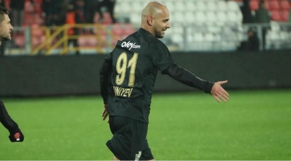 coshqun-diniyev-turkiyede-novbeti-qolunu-vurdu