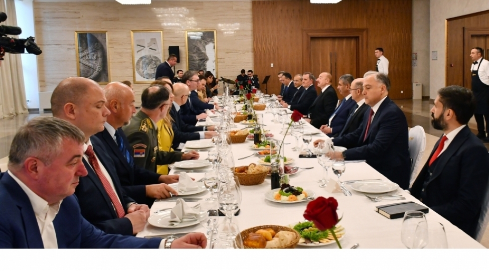 prezident-ilham-eliyevin-prezident-aleksandar-vuchich-ile-birge-nahar-esnasinda-genish-terkibde-gorushu-kechirilib