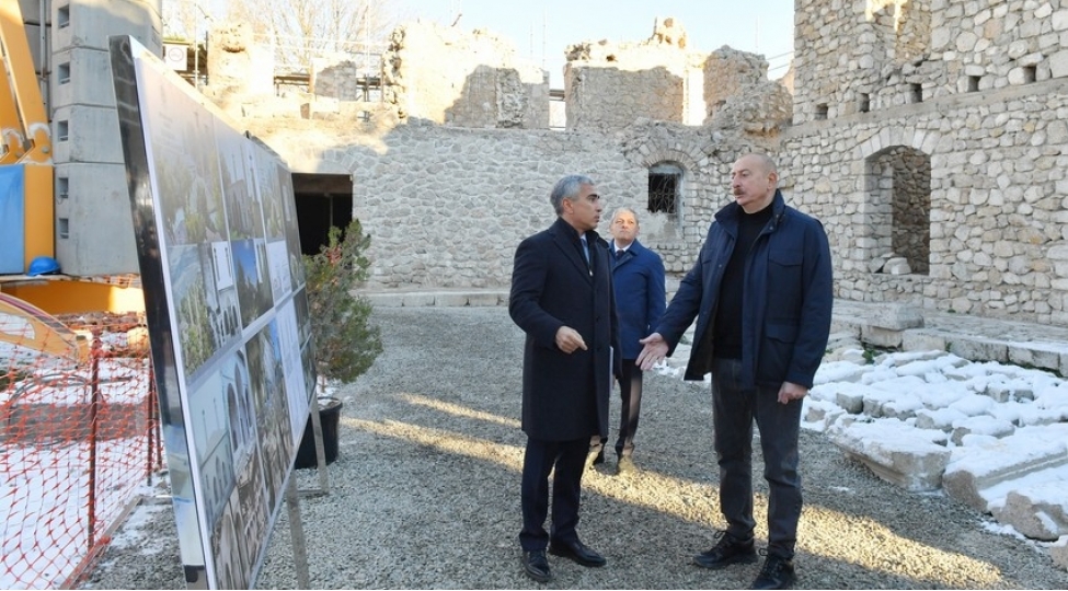 prezident-shushada-ashagi-govher-aga-mescidinde-aparilan-berpa-ishleri-ile-tanish-olub-fotoyenilenib