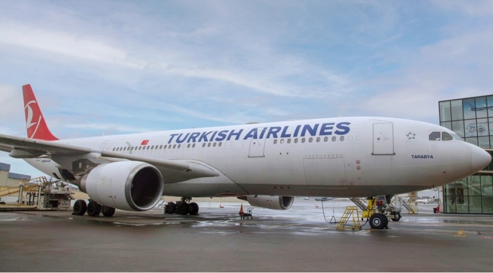 istanbuldan-lahora-uchan-teyyare-baki-hava-limanina-tecili-enish-edib