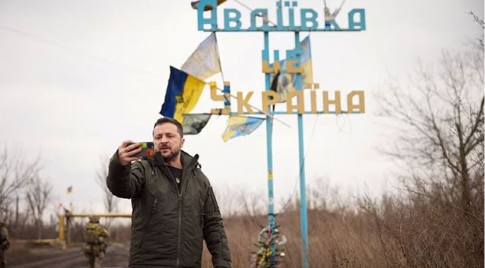 zelenski-agir-doyushlerin-getdiyi-sheherde