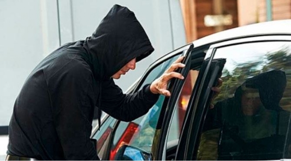 iki-yeniyetme-mashin-qachirdi