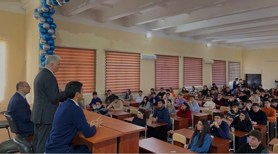 ilk-defe-ses-verecek-telebeler-uchun-seminar-kechirilib-foto