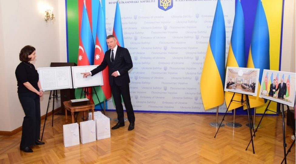 bakida-azerbaycan-ukrayna-emekdashligina-hesr-olunmush-fotosergi-achilib-foto