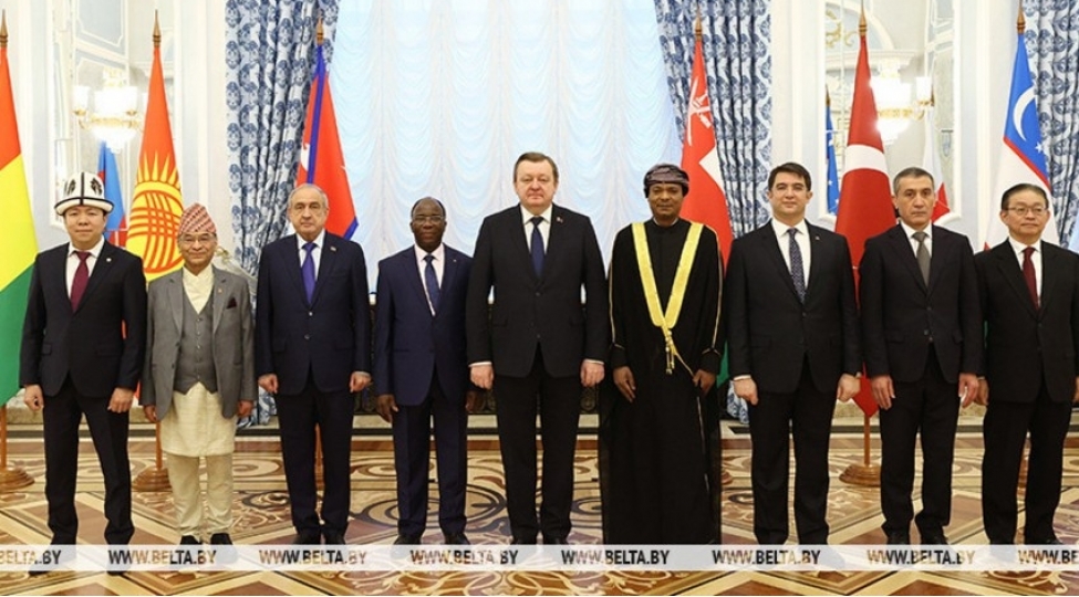 aleksandr-lukashenko-azerbaycan-sefirinin-etimadnamesini-qebul-edib