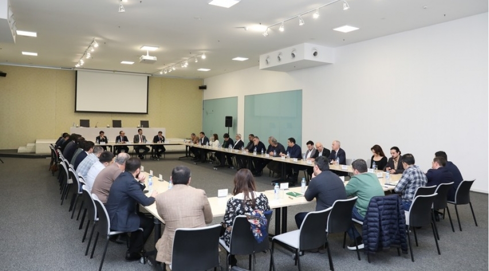 azerbaycan-ixracatchilarinin-neqliyyat-problemlerinin-helli-muzakire-edilib