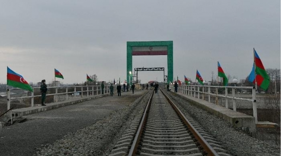 astarachay-uzerindeki-yeni-korpu-novbede-gozleyen-yuk-mashinlarini-azaldib