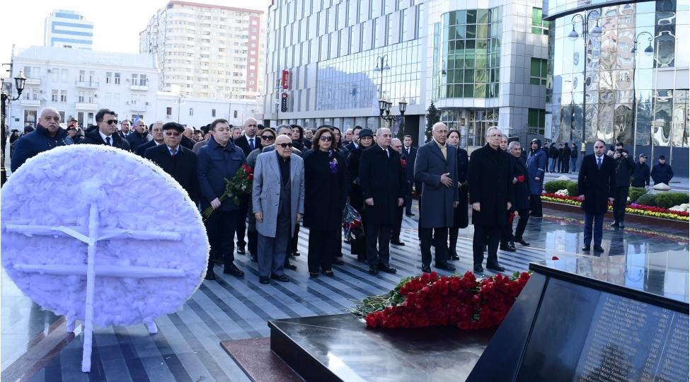 yeni-azerbaycan-partiyasinin-numayendeleri-xocali-soyqirimi-abidesini-ziyaret-edibler-foto