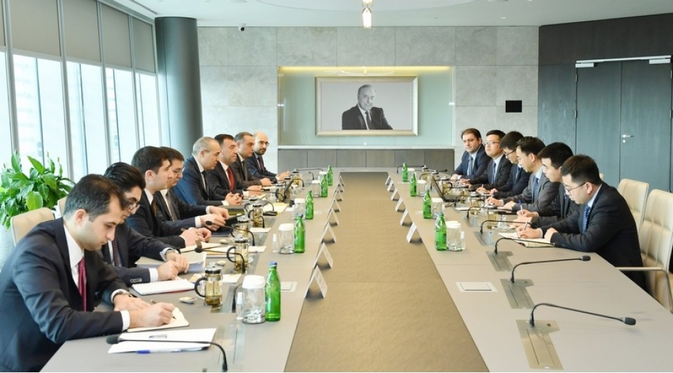 azerbaycan-chin-shirketi-ile-neqliyyat-sahesinde-muzakireler-aparib