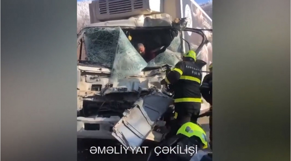 ismayillida-iki-yuk-mashini-toqqushub-xesaret-alanlar-var-video