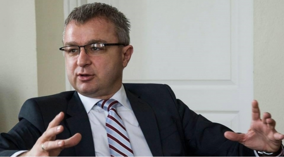 professor-laslo-vasa-azerbaycan-alternativ-enerji-menbelerine-ugurlu-kechid-numunesidir
