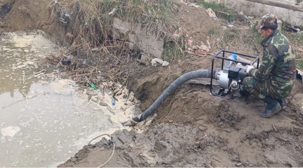 salyanda-kollektorun-dashmasi-neticesinde-su-basan-erazilerde-tedbirler-gorulub-video