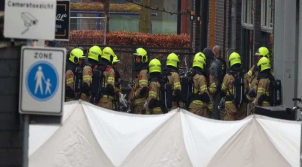 niderlanda-kafede-insanlar-girov-goturulub-etraf-erazideki-sakinler-texliye-edilib