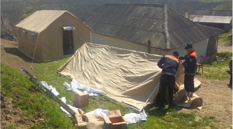 yardimlida-evi-qezali-veziyyete-dushen-qadin-chadirla-temin-edilib-fotovideo