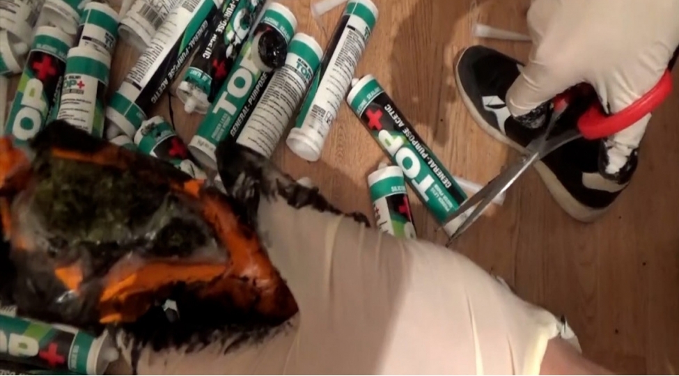 olkeye-slikon-qablarda-getirilen-narkotikin-dovriyyesinin-qarshisi-alinib-video