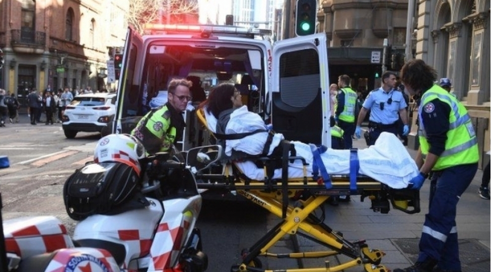 namelum-shexs-sidneydeki-ticaret-merkezinin-ziyaretchilerine-bichaqla-hucum-edib-video