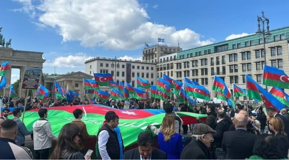 almaniyadaki-azerbaycan-diasporunun-uzvleri-prezidenti-ilham-eliyevi-boyuk-coshqu-ile-qarshilayiblar