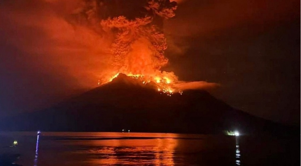 indoneziyada-ruanq-vulkani-yeniden-puskurub