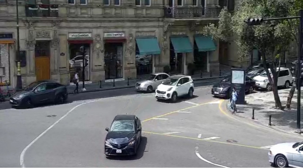 bakinin-merkezinde-avtomobillerin-hereketine-qoyulan-mehdudiyyet-aradan-qaldirilib-foto