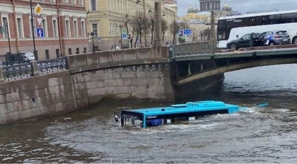 Rusiyada sərnişin avtobusu çaya düşüb,dörd nəfər ölüb/YENİLƏNİB