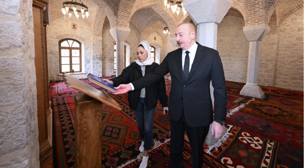 ilham-eliyev-ve-mehriban-eliyeva-mamayi-mescidinin-berpadan-sonra-achilishinda-ishtirak-edibler-yenilenibfoto