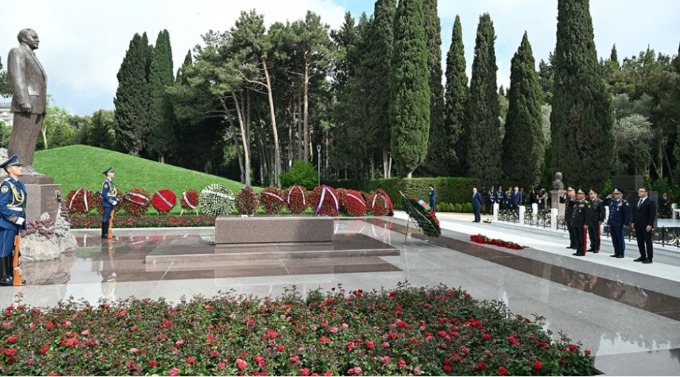 mudafie-nazirliyinin-rehber-heyeti-fexri-xiyabani-ziyaret-edib-video-2