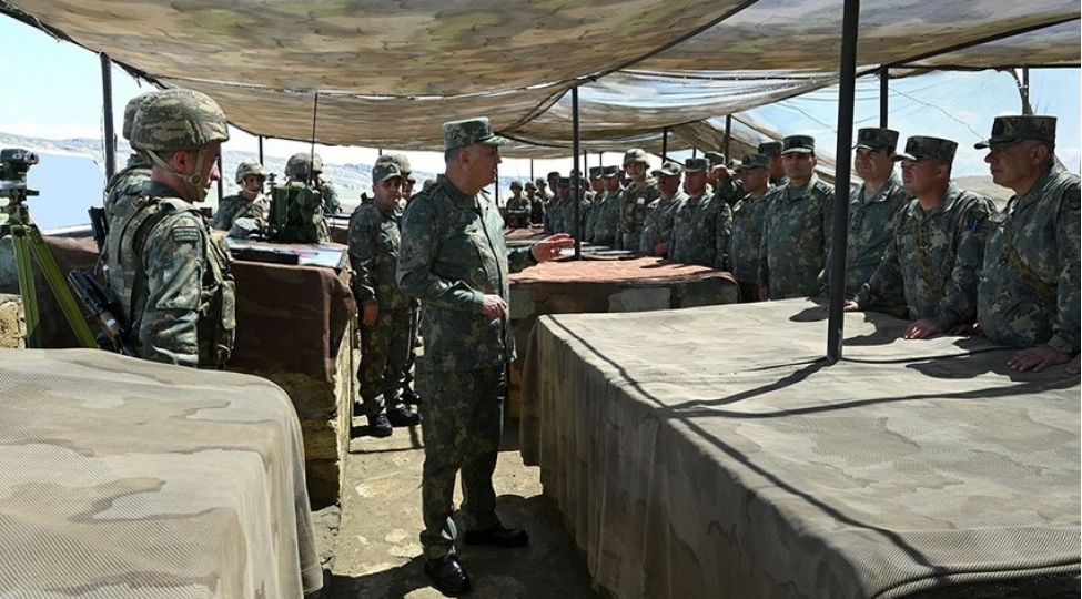 bash-qerargah-reisi-artilleriya-bolmelerinin-taktiki-telimini-izleyib