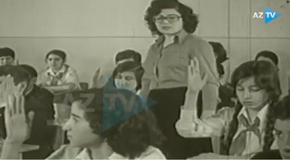 bakida-132-nomreli-mektebde-cefer-cabbarliya-hesr-olunan-ders-aztv-nin-qizil-fondundan-nadir-kadrlar