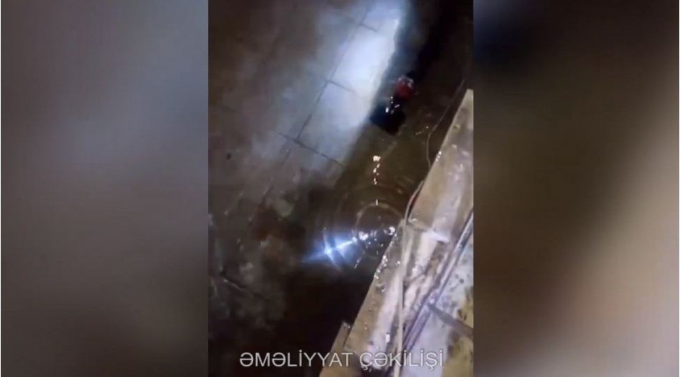 yasamalda-yashayish-binasinin-zirzemisine-dolan-su-chekilib-video