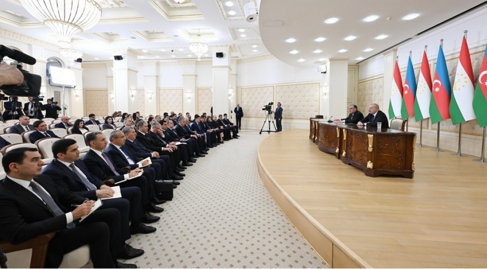 azerbaycan-oz-erazisinde-butun-iri-neqliyyat-ve-logistika-layihelerini-basha-chatdirib-prezident-ilham-eliyev