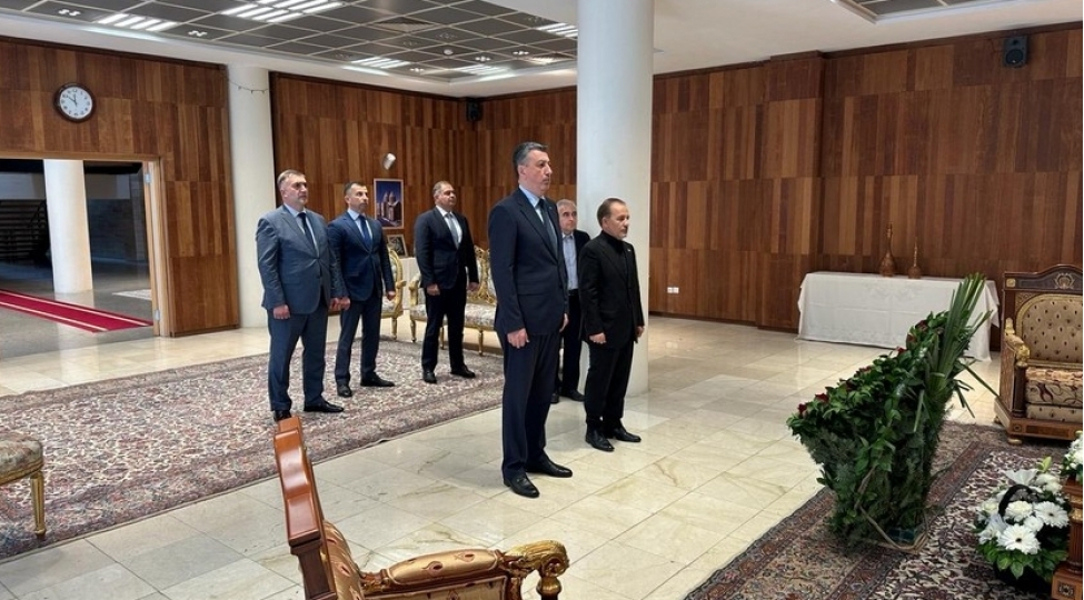 sefir-faiq-quliyev-iranin-gurcustandaki-sefirliyini-ziyaret-ederek-bashsagligi-verib