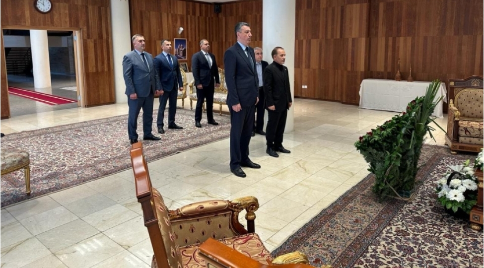 azerbaycanin-gurcustandaki-sefiri-iranli-hemkarina-bashsagligi-verib