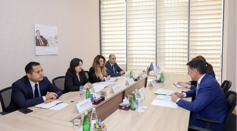 azerbaycan-iofs-ile-gelecek-emekdashliq-perspektivlerini-muzakire-edib