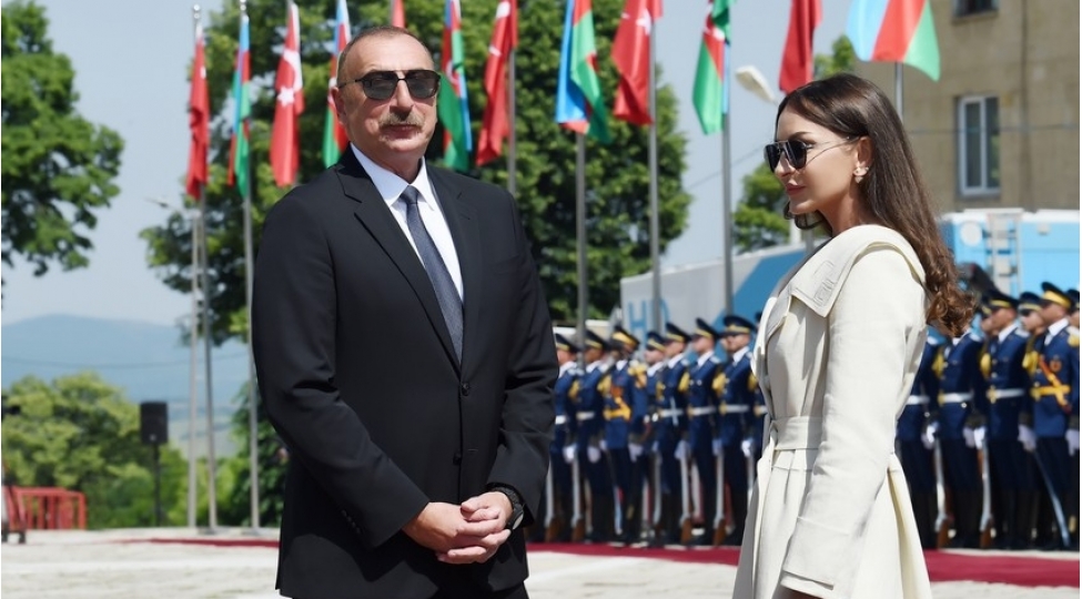 milli-meclis-prezident-ve-birinci-xanimi-milli-qurtulush-gunu-ve-qurban-bayrami-munasibetile-tebrik-edib